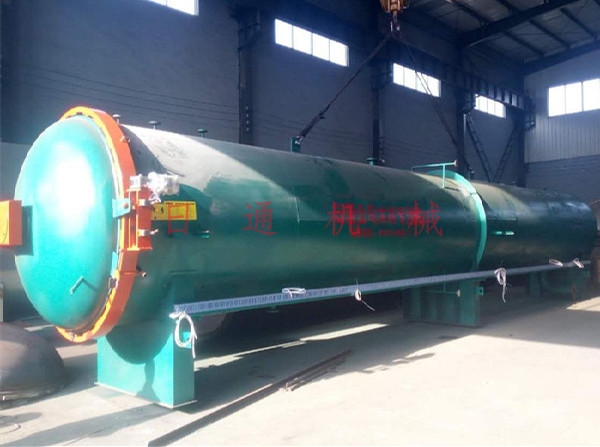 貴州客戶現(xiàn)場來考察木材防腐罐，日通機械熱烈歡迎！